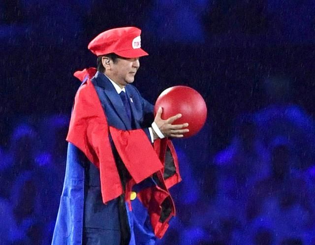 Shinzo Abe vestito da Super Mario a Rio 2016