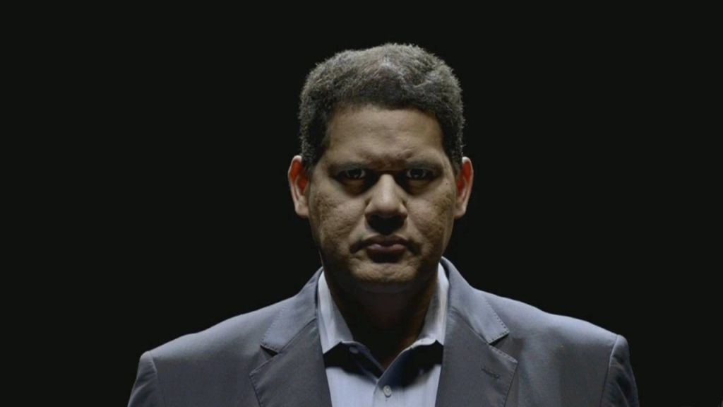 Una curiosa foto di Reggie Fils-Aime mentre guarda l'XBox One S all'E3